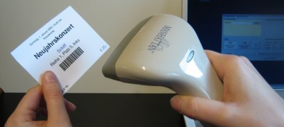 Prüfen Sie die Eintrittskarten mit einem einfachen Barcode-Scanner oder einer Webcam. Das Ergebnis wird auf dem Bildschirm dargestellt.